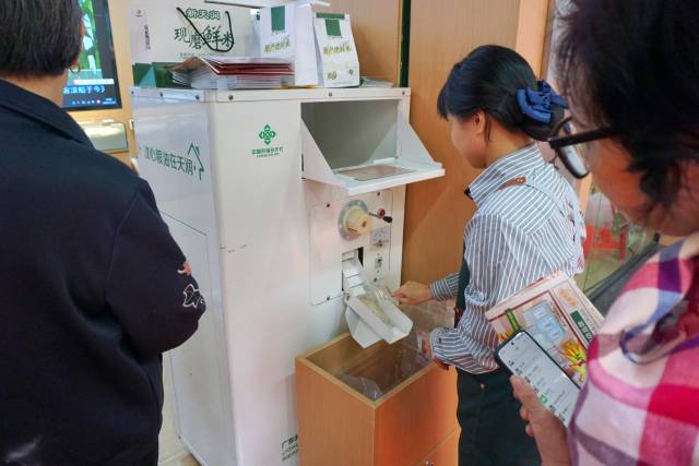 消费者可现场体验从原料研磨成大米的过程。 消费者可现场体验从原料研磨成大米的过程。