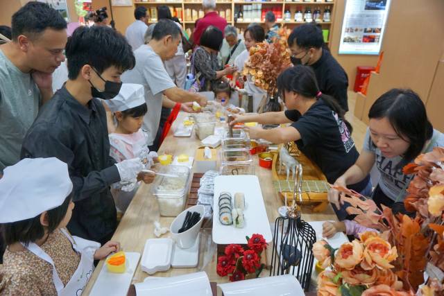 消费者现场体验饭团DIY活动。 消费者现场体验饭团DIY活动。