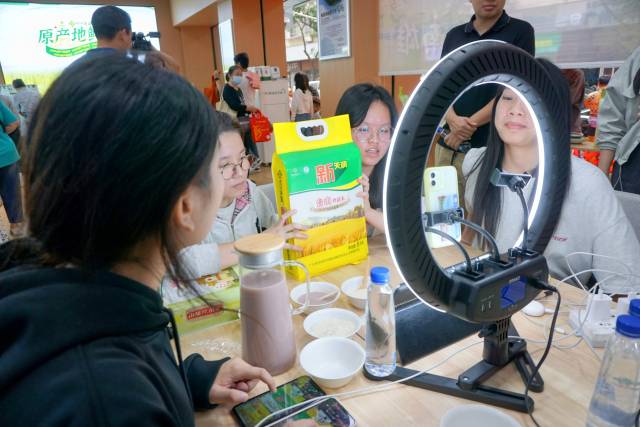 线上直播销售。 线上直播销售。